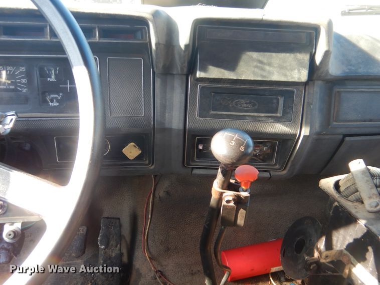 image for item DI2490 1993 Ford F700 oil distributor truck