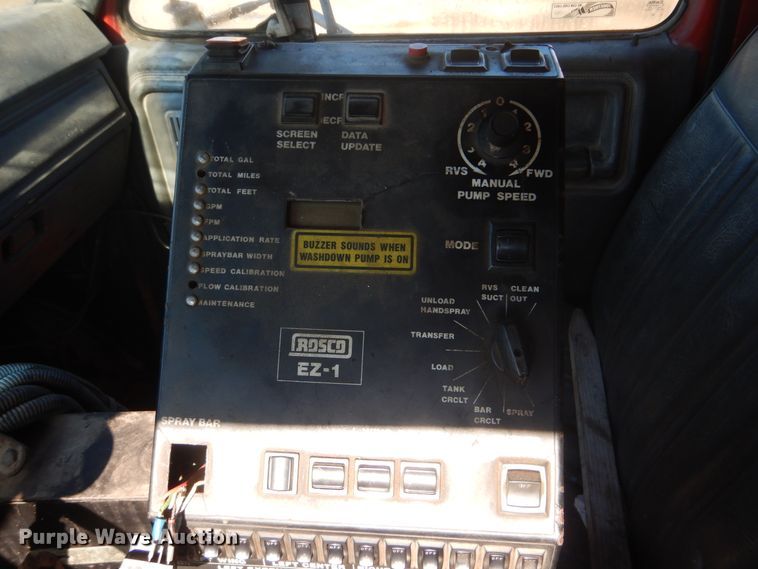 image for item DI2490 1993 Ford F700 oil distributor truck