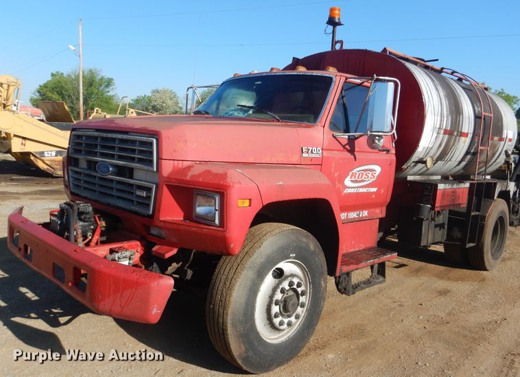 image for item DI2490 1993 Ford F700 oil distributor truck