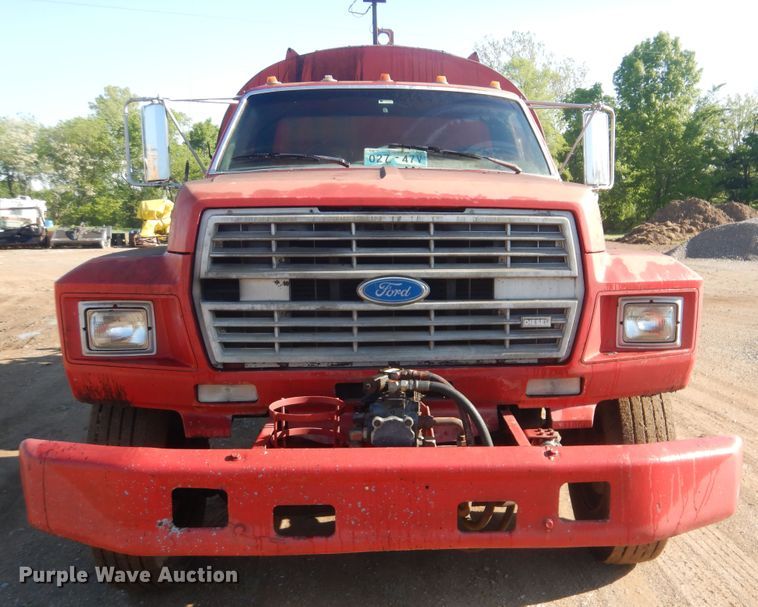 image for item DI2490 1993 Ford F700 oil distributor truck