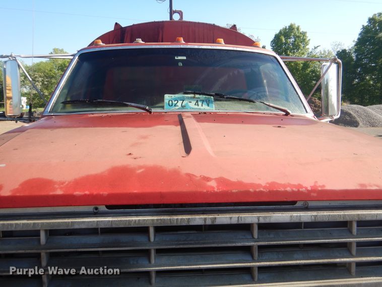 image for item DI2490 1993 Ford F700 oil distributor truck