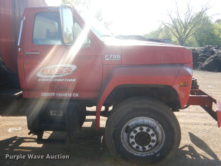 image for item DI2490 1993 Ford F700 oil distributor truck