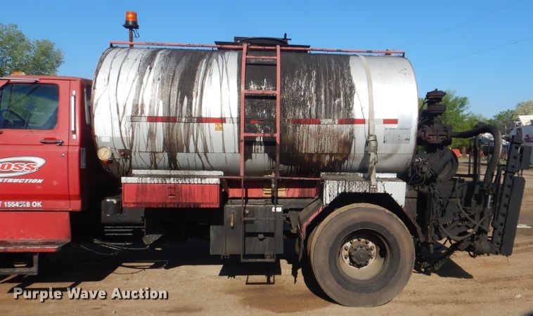 image for item DI2490 1993 Ford F700 oil distributor truck