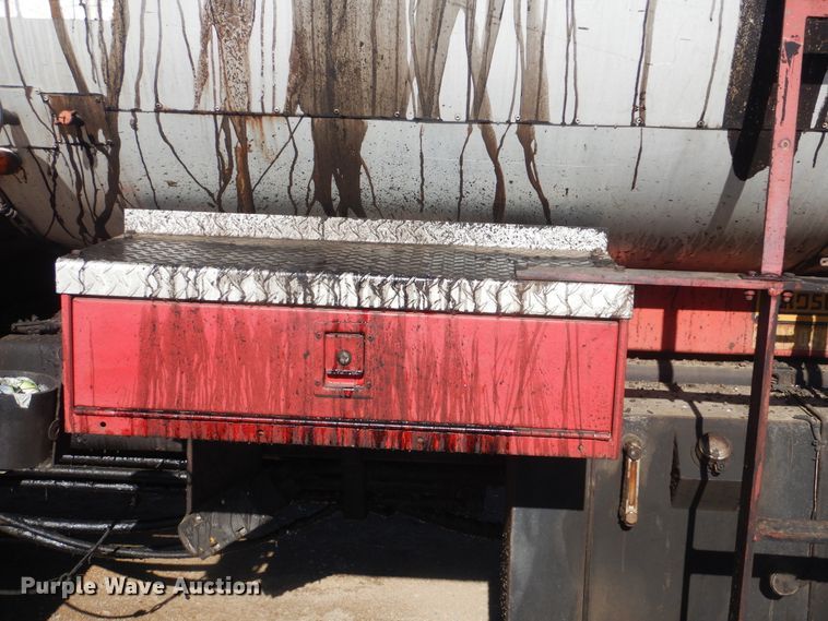 image for item DI2490 1993 Ford F700 oil distributor truck