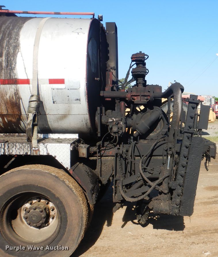 image for item DI2490 1993 Ford F700 oil distributor truck