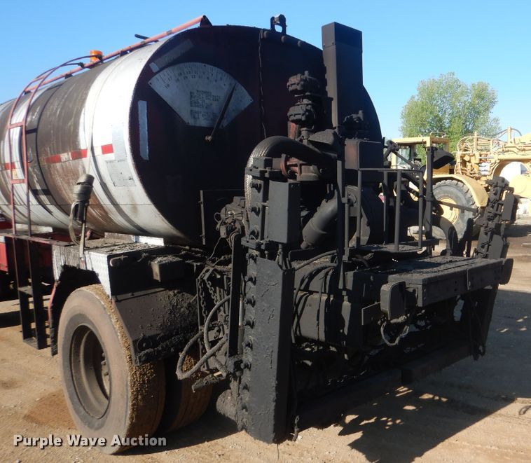 image for item DI2490 1993 Ford F700 oil distributor truck