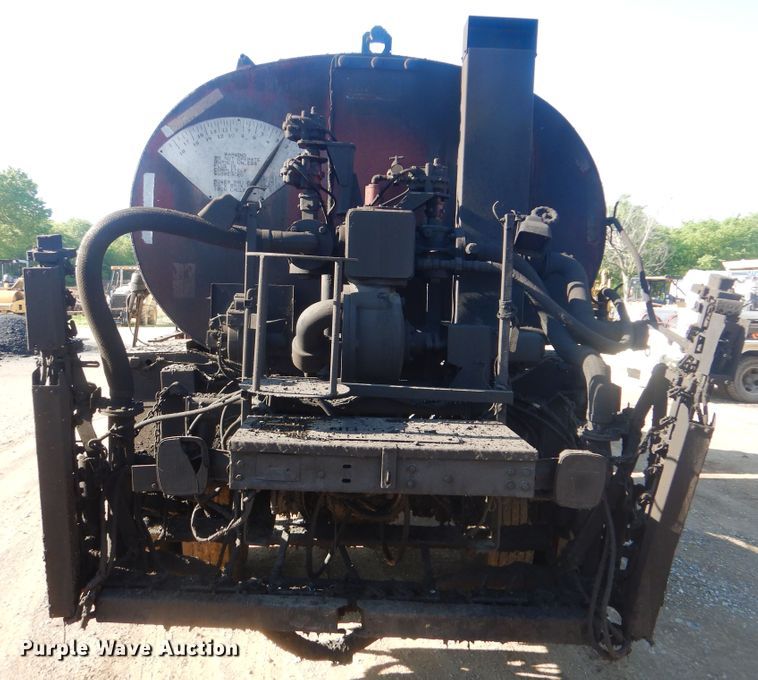 image for item DI2490 1993 Ford F700 oil distributor truck