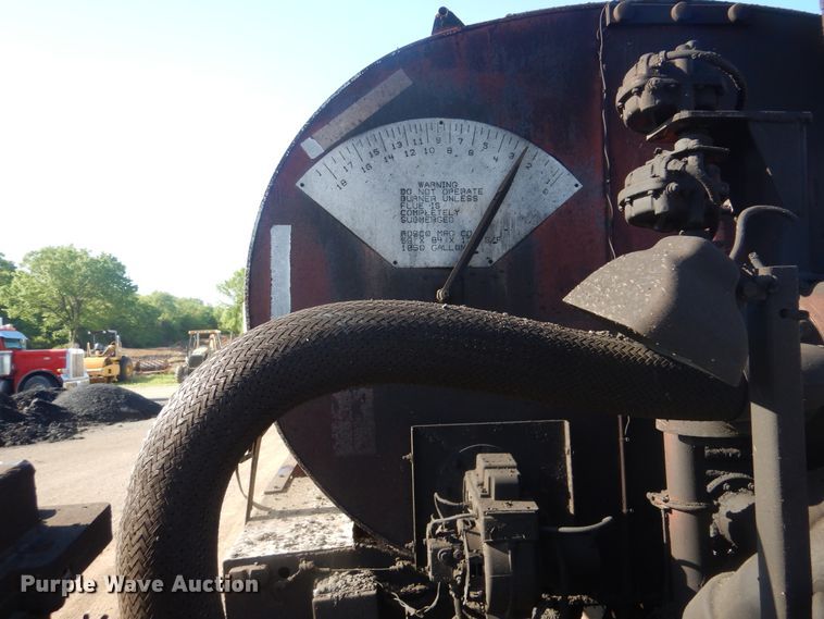 image for item DI2490 1993 Ford F700 oil distributor truck