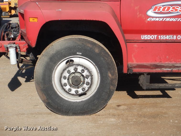 image for item DI2490 1993 Ford F700 oil distributor truck