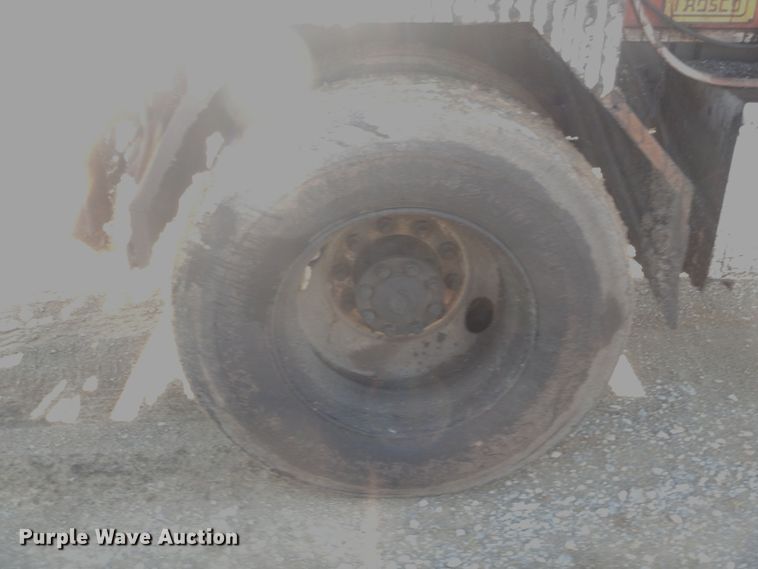 image for item DI2490 1993 Ford F700 oil distributor truck