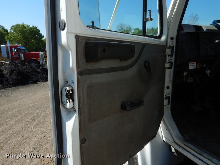 image for item DI2494 1997 International 4700 flatbed truck