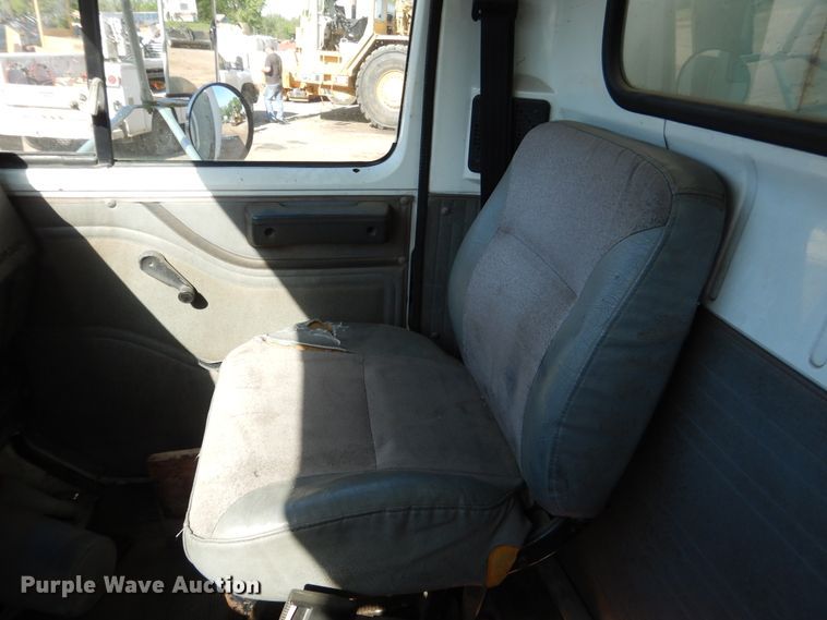 image for item DI2494 1997 International 4700 flatbed truck