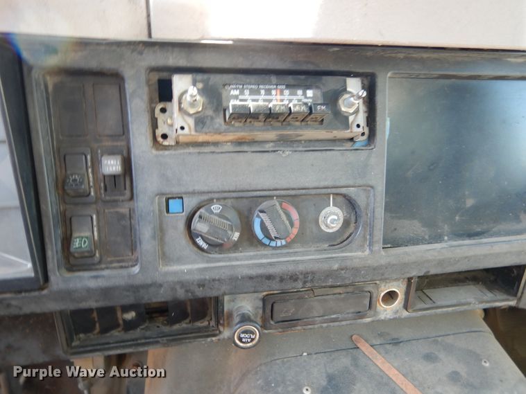 image for item DI2494 1997 International 4700 flatbed truck