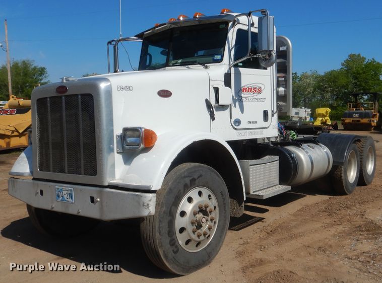 image for item DI2496 2014 Peterbilt 365 semi truck