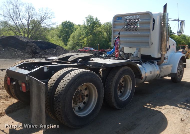 image for item DI2496 2014 Peterbilt 365 semi truck