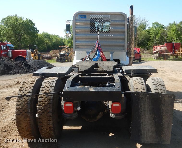 image for item DI2496 2014 Peterbilt 365 semi truck