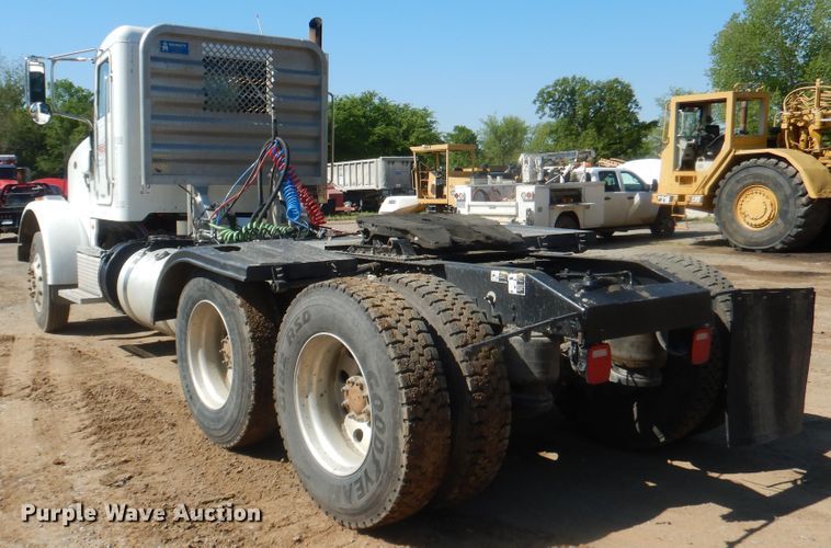 image for item DI2496 2014 Peterbilt 365 semi truck