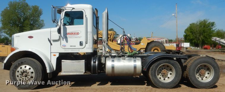 image for item DI2496 2014 Peterbilt 365 semi truck