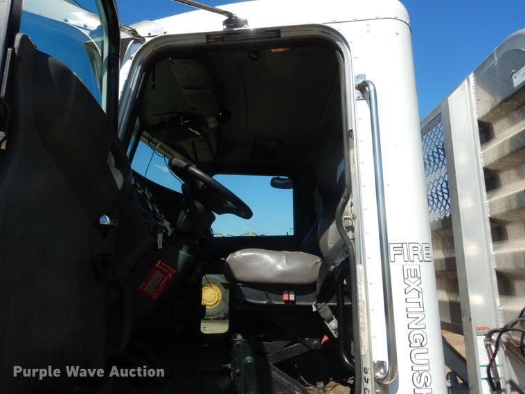 image for item DI2496 2014 Peterbilt 365 semi truck