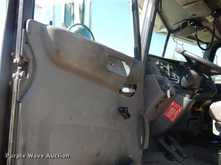 image for item DI2496 2014 Peterbilt 365 semi truck