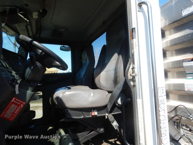 image for item DI2496 2014 Peterbilt 365 semi truck