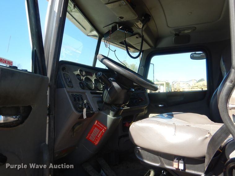 image for item DI2496 2014 Peterbilt 365 semi truck