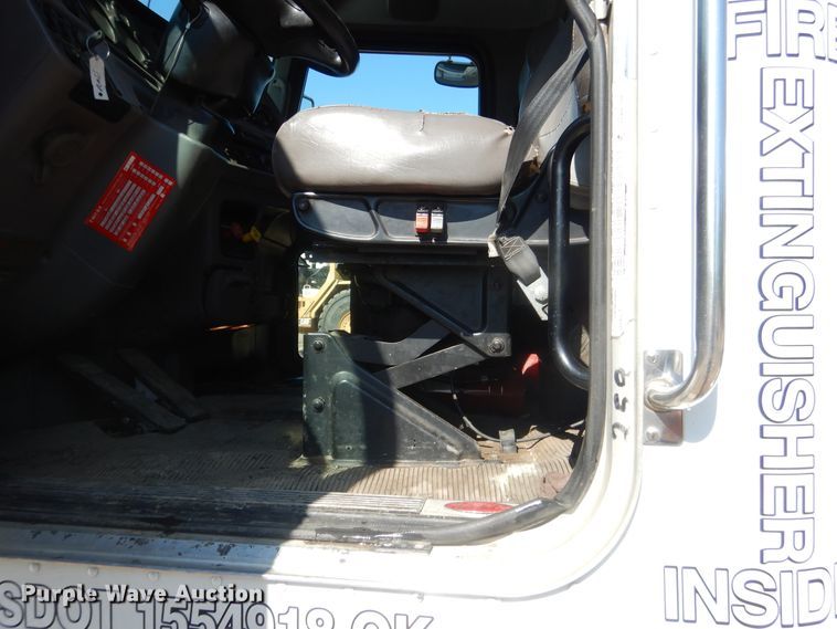 image for item DI2496 2014 Peterbilt 365 semi truck