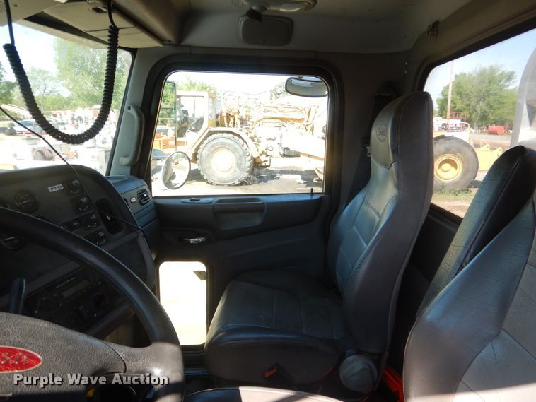 image for item DI2496 2014 Peterbilt 365 semi truck