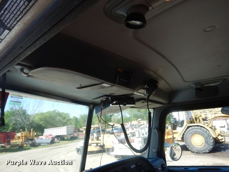 image for item DI2496 2014 Peterbilt 365 semi truck