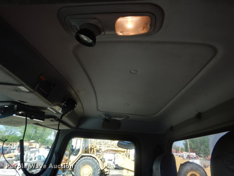 image for item DI2496 2014 Peterbilt 365 semi truck