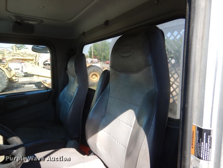 image for item DI2496 2014 Peterbilt 365 semi truck