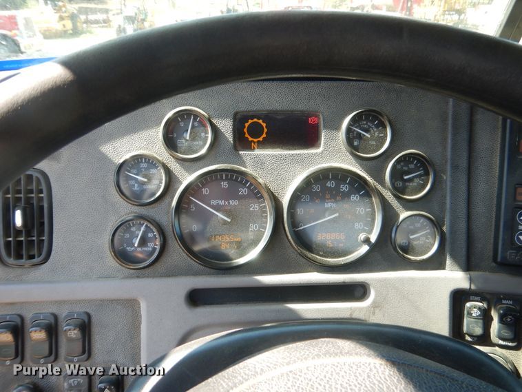 image for item DI2496 2014 Peterbilt 365 semi truck