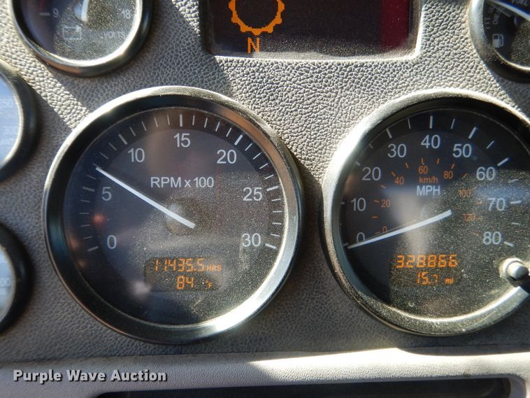 image for item DI2496 2014 Peterbilt 365 semi truck