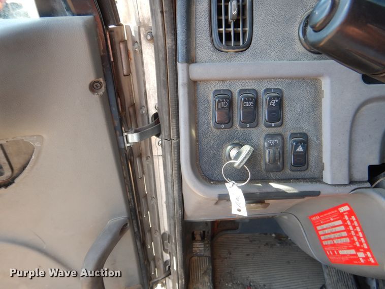 image for item DI2496 2014 Peterbilt 365 semi truck