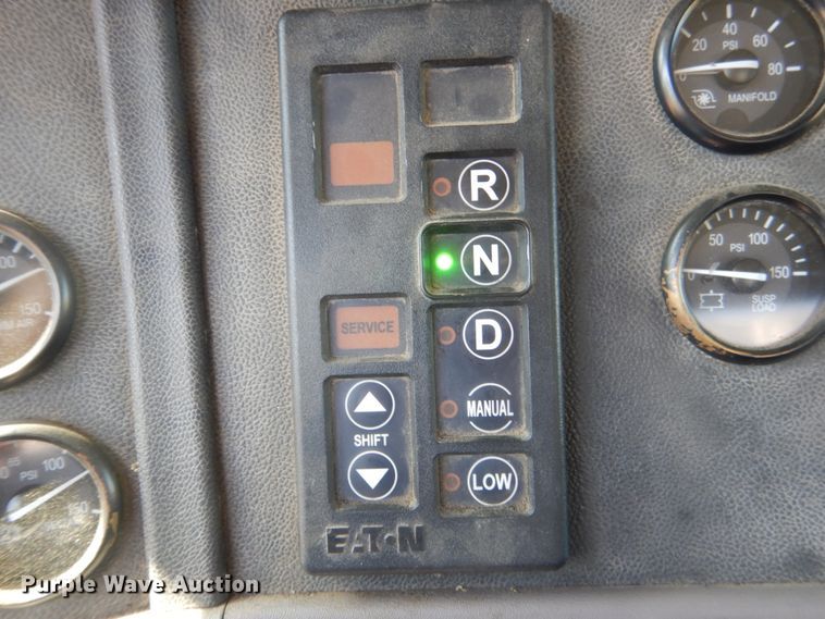 image for item DI2496 2014 Peterbilt 365 semi truck