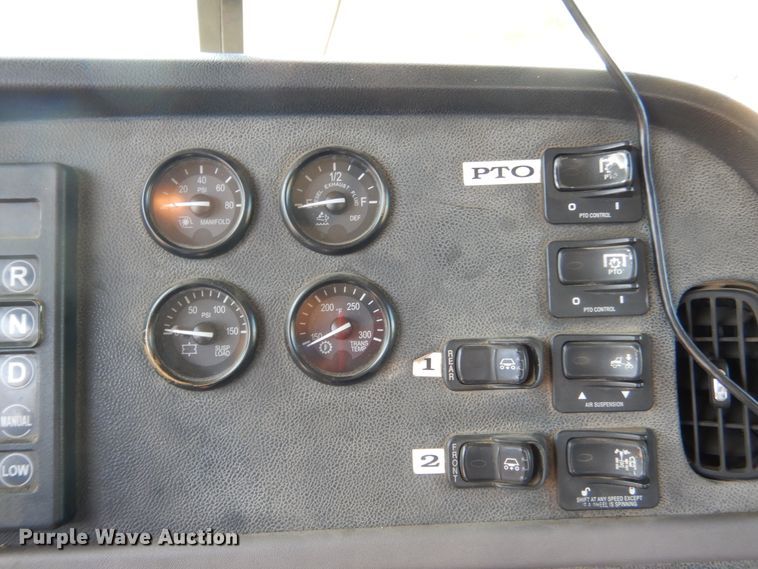 image for item DI2496 2014 Peterbilt 365 semi truck