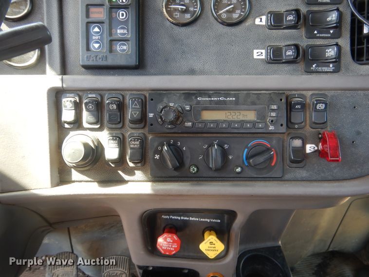 image for item DI2496 2014 Peterbilt 365 semi truck