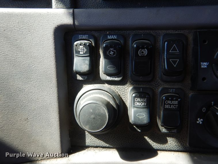 image for item DI2496 2014 Peterbilt 365 semi truck