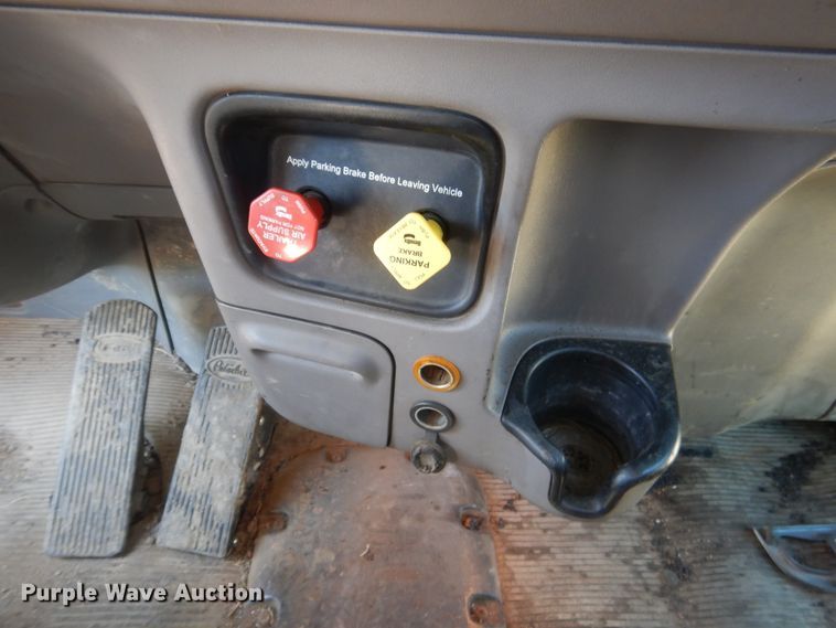 image for item DI2496 2014 Peterbilt 365 semi truck