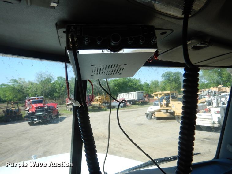 image for item DI2496 2014 Peterbilt 365 semi truck