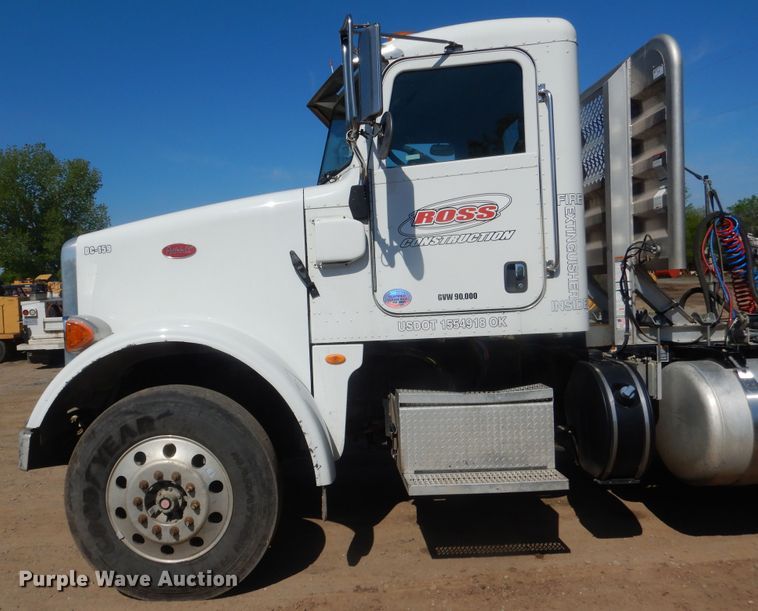 image for item DI2496 2014 Peterbilt 365 semi truck