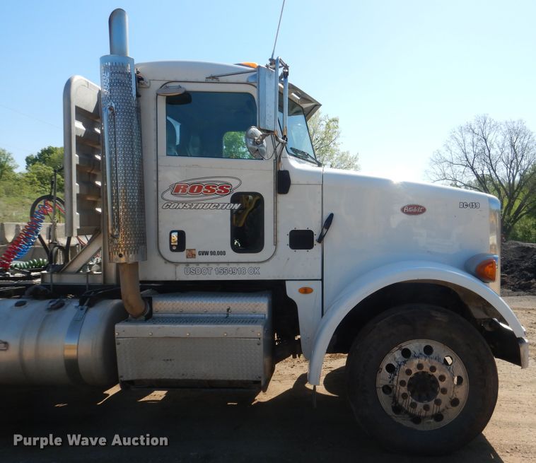 image for item DI2496 2014 Peterbilt 365 semi truck