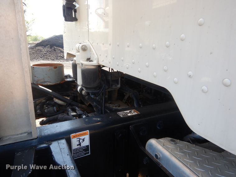 image for item DI2496 2014 Peterbilt 365 semi truck