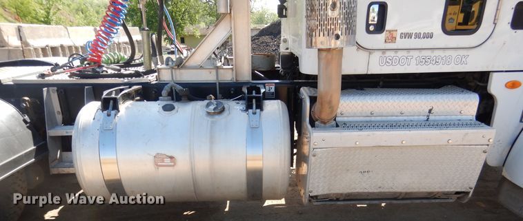 image for item DI2496 2014 Peterbilt 365 semi truck