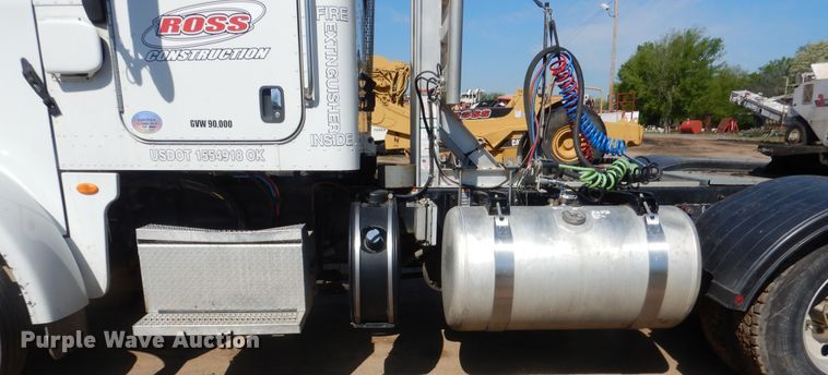image for item DI2496 2014 Peterbilt 365 semi truck