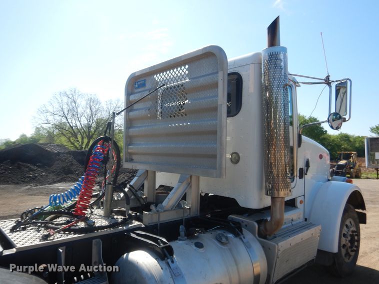 image for item DI2496 2014 Peterbilt 365 semi truck