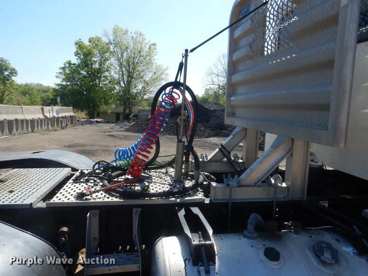 image for item DI2496 2014 Peterbilt 365 semi truck