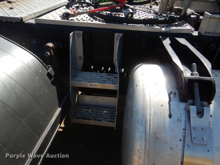 image for item DI2496 2014 Peterbilt 365 semi truck