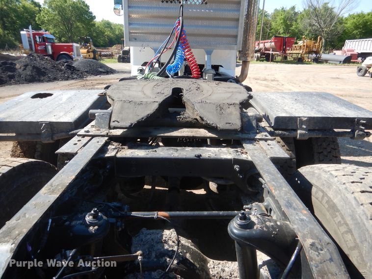 image for item DI2496 2014 Peterbilt 365 semi truck