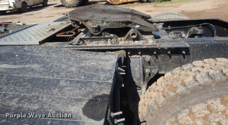 image for item DI2496 2014 Peterbilt 365 semi truck